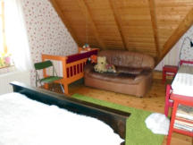 Schlafzimmer mit Kinderbett